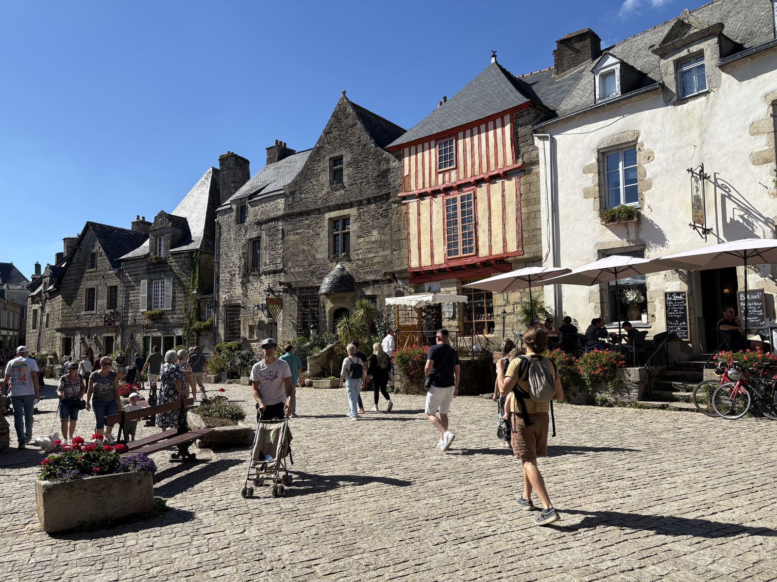 La place du Puits de Rochefort-en-Terre et sa maison à colombages rouge et jaune, un jour d'été